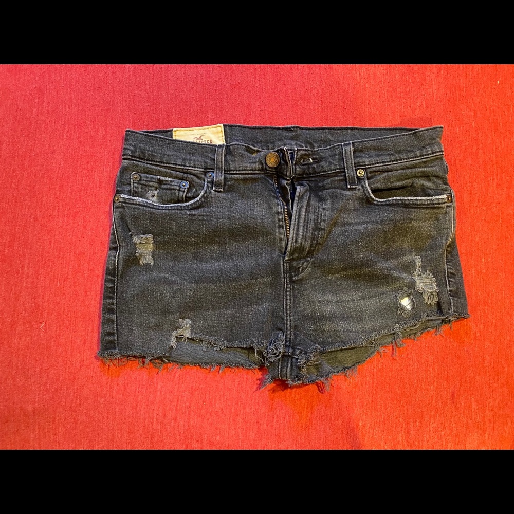 ❌⭕️❌⭕️super cute distressed shorts.